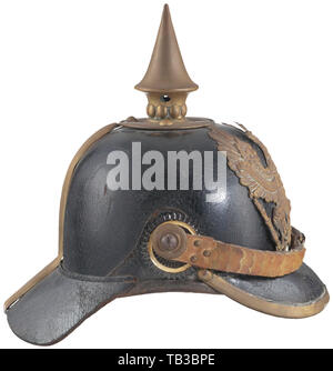 Un Allemand Impériale M 1860 spike casque pour les soldats de l'infanterie prussienne, corps en cuir noir avec pare-soleil avant et arrière (craquelures), Gold Eagle ligne prussienne/plaque fixée avec deux clous à vis et l'écrou (poteau gauche pas de l'écrou). Spike d'or, base, goujons, garniture de pare-soleil avant et arrière de la cannelure. Jugulaire or plat avec vis/rosette poteaux, cocarde prussienne, usé de cuir, seulement trois goupilles de fixation de la base de pointe, de l'intérieur marqué '8AR 1879 II 1881', lourd patine sur les raccords. USA-lot. La Prusse, prussien, allemand, l'Allemagne, militaria, militaire, Additional-Rights Clearance-Info-obj,-Not-Available Banque D'Images