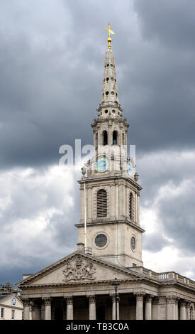 St Martins sur le terrain, portique classique, tour de l'horloge et spire, Trafalgar Square, Londres, Angleterre, Royaume-Uni. Banque D'Images