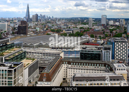 Vue aérienne de Londres du sud montrant la vaste toiture de la gare de Waterloo, Waterloo, London, England, UK Banque D'Images