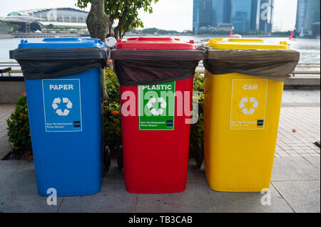 10.02.2019, Singapore, Singapour, Singapour - Poubelles colorées avec une référence à la séparation et le recyclage des déchets peut être trouvé sur la rive du Banque D'Images