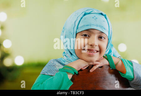 Jeune musulmane portant le hijab and smiling Banque D'Images