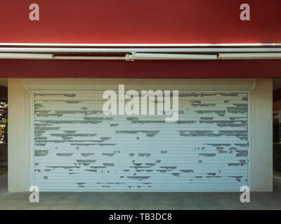 Entrée de garage fermé grungy volet roulant avec l'écaillage de la peinture. Banque D'Images