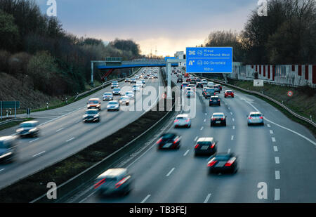 07.03.2019, Dortmund, Rhénanie du Nord-Westphalie, Allemagne - Voitures dans le trafic du soir sur l'autoroute A40 de la Ruhr dans le crépuscule du soir à l'intersecti Banque D'Images