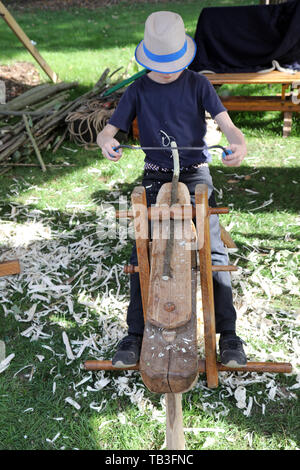 16.09.2018, Hannover, Basse-Saxe, Allemagne - garçon debarks drawknife une branche avec un. 00S180916D829CAROEX.JPG [communiqué de modèle : Non, des biens : non Banque D'Images