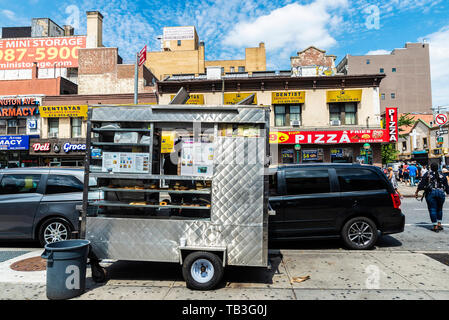 La ville de New York, USA - 31 juillet 2018 : des stands de nourriture de rue de cookies, boutiques, farmacy, dentiste, une épicerie et une pizzeria avec des personnes dans la région de Harlem, New Yor Banque D'Images