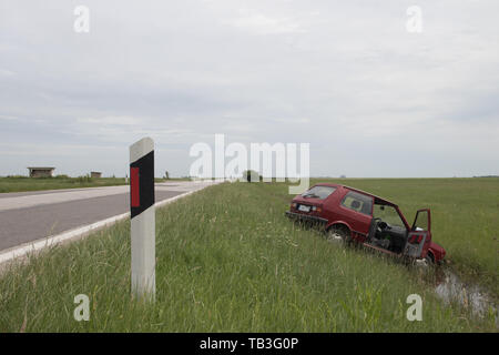 Conduite irresponsable dans de mauvaises conditions météorologiques, le véhicule est allé off road dans les fossés, près de la ville de Belgrade Banque D'Images