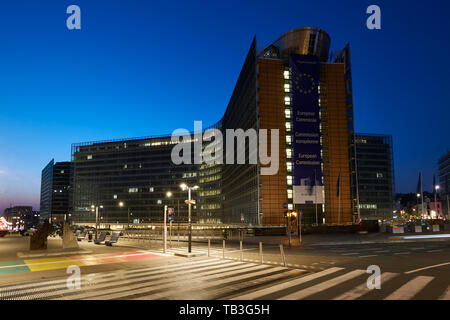 01.04.2019, Bruxelles, Bruxelles, Belgique - l'allumé Berlaymont dans l'Europaviertel dans la soirée. 00R190401D230CAROEX.JPG [RELE Banque D'Images