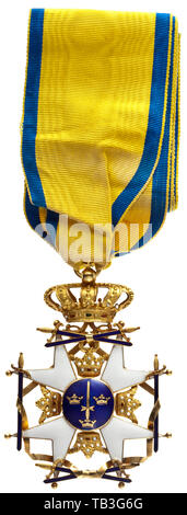 Ordre Royal de l'épée (Kungliga Svärdsorden) - un commandant de la croix, vers 1900, l'or fin croix sans l'anneau de suspension sur l'original, ruban. L'or du Médaillon émaillé bleu translucide re-découpe et gravée. À l'exception d'un minimum de dommages de l'émail sur l'inverse d'une extrémité du bras de croix en excellent état. Largeur 55 mm., historique historique du 20ème siècle, Additional-Rights Clearance-Info-Not-Available- Banque D'Images