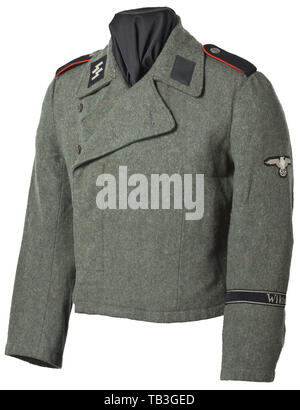 Une tunique du champ champ-gris uniforme spécial pour un membre de l'unité d'Assault Gun la 5e SS Panzer Division "Wiking", SS couper avec le bouton droit et de voler un morceau de retour faite de laine gris-champ avec boutons en résine synthétique. Doublure partielle en acier-gris soie artificielle avec depot- et la taille des timbres. Tissé BeVo Black collar patches, noir dans l'épaule avec un liseré rouge. Manchon brodé RZM aigle sur fond noir, en dessous la bande 'manchon Wiking' dans machine RZM-version brodé des hommes enrôlés. Très rare, à peine portés tunique. 20e siècle, 1930, Editorial-Use-seulement Banque D'Images