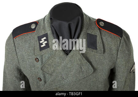 Une tunique du champ champ-gris uniforme spécial pour un membre de l'unité d'Assault Gun la 5e SS Panzer Division "Wiking", SS couper avec le bouton droit et de voler un morceau de retour faite de laine gris-champ avec boutons en résine synthétique. Doublure partielle en acier-gris soie artificielle avec depot- et la taille des timbres. Tissé BeVo Black collar patches, noir dans l'épaule avec un liseré rouge. Manchon brodé RZM aigle sur fond noir, en dessous la bande 'manchon Wiking' dans machine RZM-version brodé des hommes enrôlés. Très rare, à peine portés tunique. 20e siècle, 1930, Editorial-Use-seulement Banque D'Images