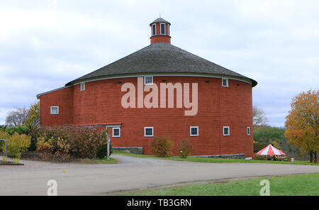 Grange ronde trouvée à la Shelburne Museum de New York. Construit en 1901 comme une méthode efficace de l'alimentation du bétail. Banque D'Images