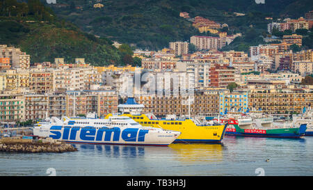 Les bâtiments sur le côté du port en Sicile, où de grands navires ferry d' sont en Italie Banque D'Images