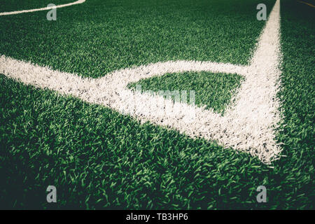 Coup de pied de coin ligne blanche sur l'herbe d'artefact pour la formation du football Banque D'Images