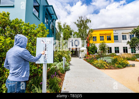 26 mai 2019 Menlo Park / CA / USA - Personne indiquant quelque chose sur la carte située à l'entrée dans le campus, Facebook situé dans la Silicon Valley Banque D'Images