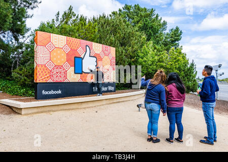 26 mai 2019 Menlo Park / CA / USA - Touristes posant devant le Facebook Like Button garde située à l'entrée de la société headquart Banque D'Images