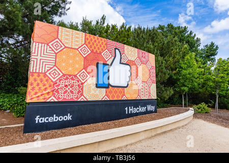 26 mai 2019 Menlo Park / CA / USA - Le Facebook Like Button garde située à l'entrée de l'entreprise a son siège principal situé dans la Silicon vallée Banque D'Images