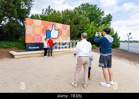 26 mai 2019 Menlo Park / CA / USA - Touristes posant devant le Facebook Like Button garde située à l'entrée de la société headquart Banque D'Images