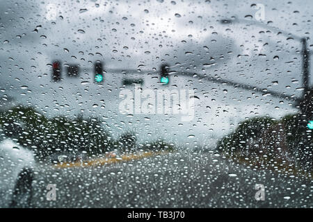 La conduite sur un jour de pluie ; les gouttes sur le pare-brise ; San Jose, Californie Banque D'Images