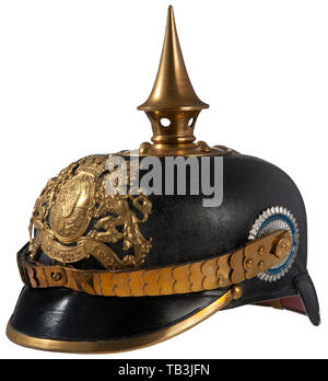 Un casque à pointe bavarois impériale allemande pour une année d'infanterie volontaire - 'qualité' casque en cuir noire, corps, pare-soleil arrière et avant, pare-soleil pare-soleil avant de l'intérieur vert et rouge de l'intérieur, pare-soleil arrière lion bavarois en laiton et crest/plaque fixée par vis posts et des écrous. Pare-soleil avant de laiton, garniture de spike, spike, socle brad clous et cannelure arrière. Jugulaires en laiton à plat joint à M 91 pattes en laiton, EM et nationale de l'état bavarois, cocardes couleur pleine qualité agent de soie et de lumière tan bandeau. USA-lot. La Bavière, Bavarois, Allemand, Additional-Rights Clearance-Info-Not-Available- Banque D'Images