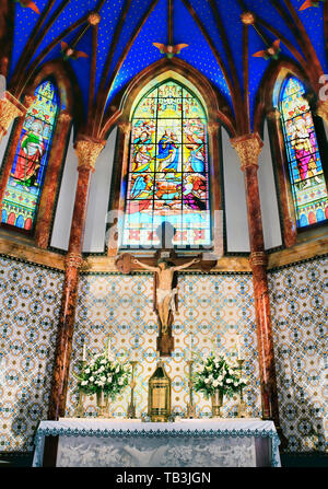 Austin,TX 5 Octobre 2018 : la cathédrale St Mary à Austin, TX Montrant Jésus Christ Crucifixion avec des vitraux en 1884 windows.Completed & énumérés sur Banque D'Images