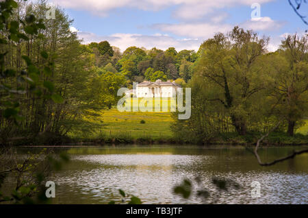 Dinton Park dans le Wiltshire, en Angleterre, à la recherche de l'autre côté du lac à Philipps House. Banque D'Images