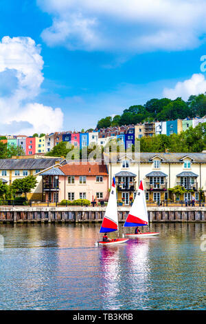 Deux dinghys naviguant dans le port flottant ou Bristol, Royaume-Uni Banque D'Images