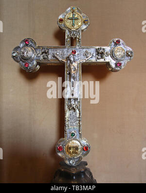 Vatican - le 26 octobre 2009 : Sainte Croix en argent avec des diamants dans la Cité du Vatican. Banque D'Images