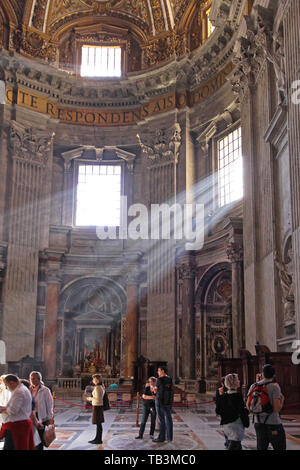 Vatican - le 26 octobre 2009 : rayons de lumière du soleil à la Cathédrale de Saint Pierre au Vatican. Banque D'Images