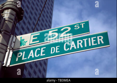 Place de Cartier signe sur street sign poster au coin de la 52e Rue et 5e Avenue où le magasin de bijoux Cartier est situé à Midtown Manhattan, New Banque D'Images