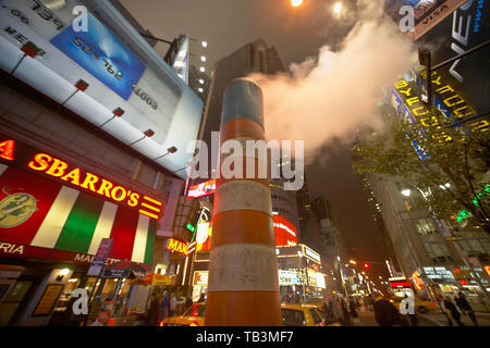 Évents à vapeur en orange dans la rue, à Times Square West 49th Street et Broadway, New York, NY Banque D'Images