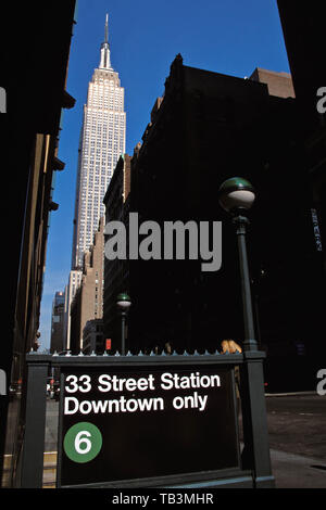 33e Street Station Entrée de Métro avec Empire State Building à l'arrière, New York, NY Banque D'Images