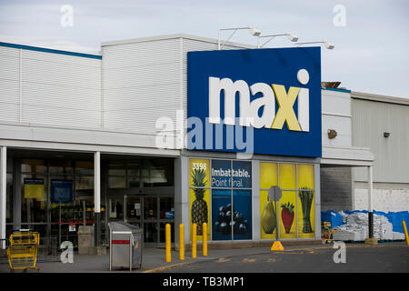 Un logo affiche à l'extérieur d'un Maxi épicerie de détail location à Greenfield Park, Québec, Canada, le 23 avril 2019. Banque D'Images