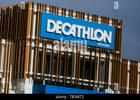 Un logo affiche à l'extérieur d'un magasin Decathlon à Brossard, Québec, Canada, le 23 avril 2019. Banque D'Images