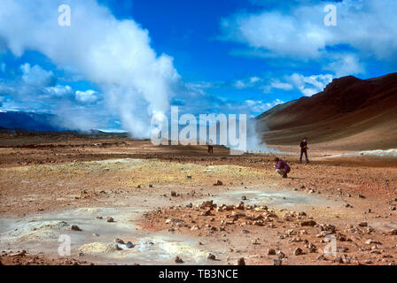 Boue, de soufre, de hot springs et éruption geysirs, Namaskard, près du lac Mývatn, en Islande Banque D'Images