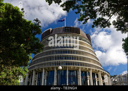 La ruche, le Parlement néo-zélandais bâtiment avec la New Zealand flag flying against a blue sky Banque D'Images