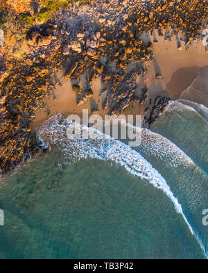 Paradis tropical antenne avec plage et l'eau turquoise Banque D'Images