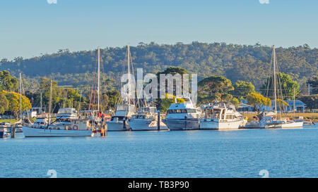 La Tasmanie, Australie - 7 mars 2019 : une variété de bateaux amarrés à St Helens sur la côte Est de la Tasmanie en Australie. Banque D'Images