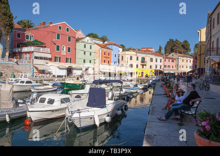 Le joli petit port village de Veli Lošinj sur l'île de Lošinj, Croatie Banque D'Images