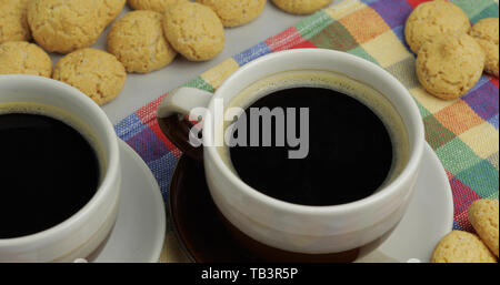 Cookie et deux tasses de café. Kruidnoten, pepernoten, sucreries traditionnelles, strooigoed Banque D'Images