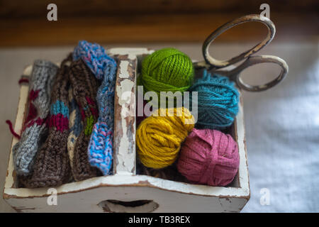 Fil de couleur pour le tricotage,pulls, ciseaux vintage vintage blanc en boîte. Concept de tricot Banque D'Images