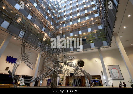 04.04.2019, Bruxelles, Bruxelles, Belgique - vue de l'intérieur de Paul-Henry Spaak dans le Parlement européen. Un grand escalier avec atrium pour Banque D'Images