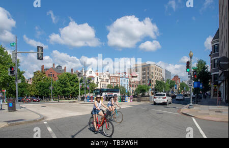 Les cyclistes contre Connecticut Ave NW dans le quartier de Dupont Circle de Washington, DC, sur un jour nuageux à la fin de mai 2019. Banque D'Images