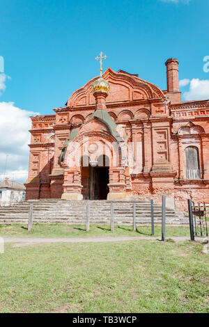 Très belle vue sur la cathédrale de la Trinité de l'Archange Michael monastère dans Yuryev-Polsky, Région de Vladimir, Russie Banque D'Images