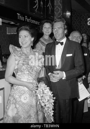 La princesse Margaret, le port d'un Carmen de Bizet-type robe froissée, accompagné par Lord Snowdon sur l'arrivée à Sadler's Wells Theatre, où ils ont assisté à la réunion du nouveau groupe de Ballet Royal de rendre hommage au regretté John Cranko. *Chorégraphe Cranko était un ami de la Princesse et son mari. La princesse est président de la Royal Ballet. Banque D'Images