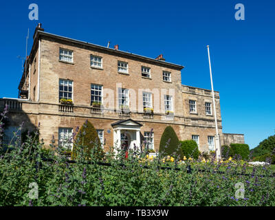 Maison de Knaresborough au printemps sur la rue principale au nord Yorkshire Angleterre Knaresborough Banque D'Images