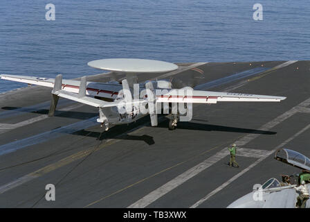 1er novembre 1993 opération Continuer espoir. Un Hawkeye E-2C vient d'atterrir sur le porte-avions USS Abraham Lincoln de la Marine américaine dans l'océan Indien, à 50 miles au large de Mogadiscio, en Somalie. Banque D'Images