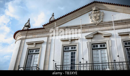 Faro, Portugal - 1 mai 2018 : des détails architecturaux de l'Hôtel de Ville de la ville un jour de printemps Banque D'Images