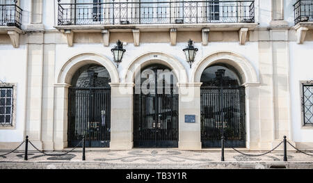 Faro, Portugal - 1 mai 2018 : des détails architecturaux de l'Hôtel de Ville de la ville un jour de printemps Banque D'Images