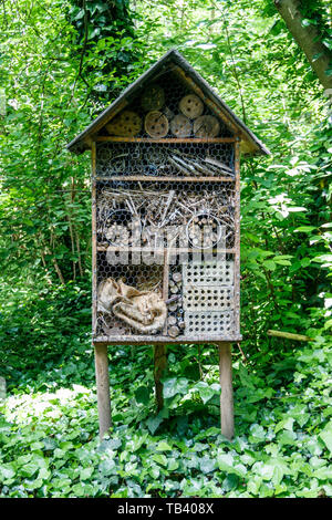 Un hôtel d'insectes", un habitat pour l'hibernation des insectes dans un petit bois local, London, UK Banque D'Images