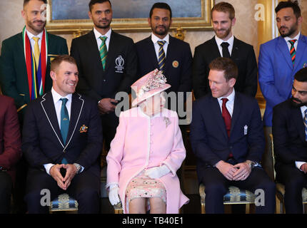 La reine Elizabeth II rejoint les chefs des équipes qui prennent part à l'ICC Cricket World Cup pour une photographie dans la chambre 1844 au Palais de Buckingham à Londres, avant de la concurrence à l'ouverture de travail sur le centre commercial. Rangée arrière, de gauche à droite : François du Plessis (Afrique du Sud), Masrafe Bin Mortaza (Bangladesh), Dimuth Karunaratne (Sri Lanka), Kane Williamson (Nouvelle-Zélande), Gulbadin Naib (Afghanistan). À l'avant, de gauche : Aaron Finch (Australie), la reine Elizabeth II, Eoin Morgan (Angleterre), Virat Kohli (Inde), Banque D'Images